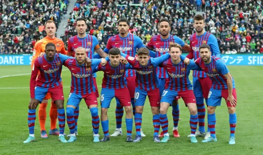 Equipe do Barcelona, time que fechou acordo com o Spotify, perfilada antes de partida em gramado