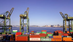 Vista de trás do porto de Niterói, no Rio de Janeiro, que tem relação com as exportações do Brasil analisadas pelo BID