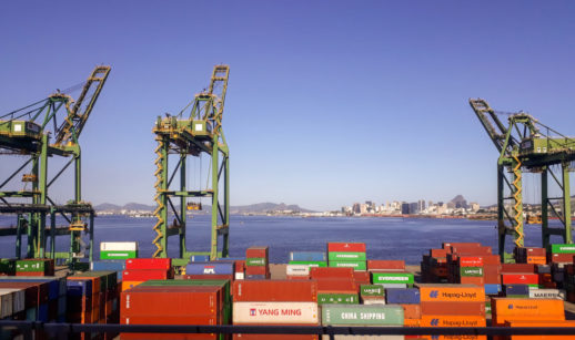 Vista de trás do porto de Niterói, no Rio de Janeiro, que tem relação com as exportações do Brasil analisadas pelo BID