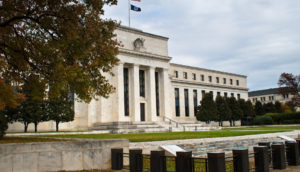 Frente do prédio do Federal Reserve, que determina as taxas de juros dos EUA