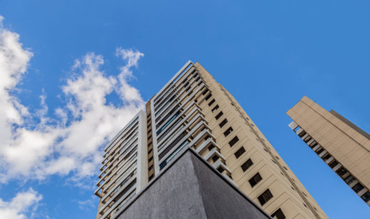Perspectiva de baixo para cima de prédio residencial de média padrão, alusivo aos trabalhos da Eztec