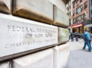 Detalha da fachada do Federal Reserve de Nova York, nos Estados Unidos, cujos juros foram elevados neste ano