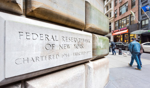 Detalha da fachada do Federal Reserve de Nova York, nos Estados Unidos, cujos juros foram elevados neste ano