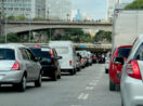 Perspectiva da traseira de veículos no trânsito de São Paulo, alusivo à queda no financiamento dos automóveis no País