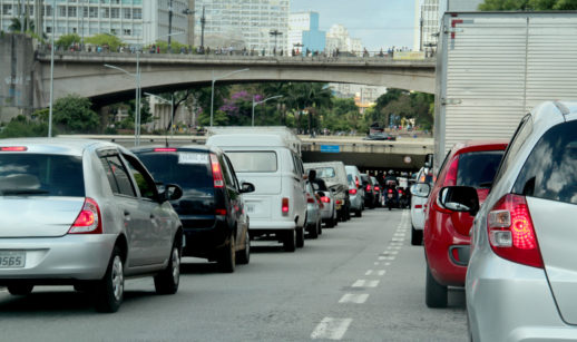 Perspectiva da traseira de veículos no trânsito de São Paulo, alusivo à queda no financiamento dos automóveis no País