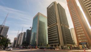 Perspectiva de baixo para cima de prédios em dia ensolarado na Avenida Paulista, em São Paulo, alusivo aos fundos imobiliários JSAF11 e JSRE11
