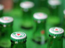 Close sobre garrafas da Heineken, que sairá da Rússia, com destaque para as tampinhas