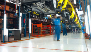 Homens trabalhando em linha de produção de veículos, alusivo à indústria brasileira em janeiro