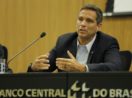 Roberto Campos Neto, presidente do Banco Central, de terno preto e camisa azul clara, falando ao microfone, sentado, alusivo à projeção de inflação em 12 meses