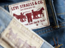 Detalhe de etiqueta branca e vermelha colada em calça jeans da Levi Strauss