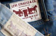 Detalhe de etiqueta branca e vermelha colada em calça jeans da Levi Strauss