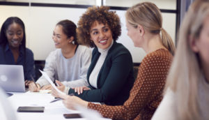 Mulheres empreendedoras em reunião na mesa