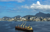 Aérea da Baía de Guanabara, no Rio de Janeiro, com navio em primeiro plano e a cidade ao fundo com o Cristo Redentor, alusivo ao PIB brasileiro em 2022