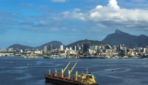 Aérea da Baía de Guanabara, no Rio de Janeiro, com navio em primeiro plano e a cidade ao fundo com o Cristo Redentor, alusivo ao PIB brasileiro em 2022