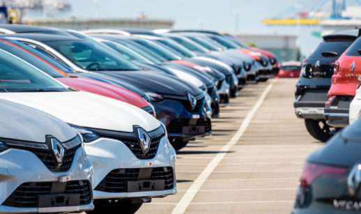 Modelos da Renault, que poderá produzir carros elétricos no Brasil, enfileirados em pátio