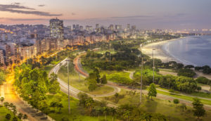 Aérea do Aterro do Flamengo, no Rio de Janeiro, com grande área verde iluminada, alusivo à nova Bolsa de Valores de créditos de carbono