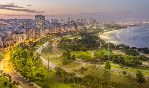 Aérea do Aterro do Flamengo, no Rio de Janeiro, com grande área verde iluminada, alusivo à nova Bolsa de Valores de créditos de carbono
