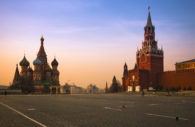 Praça Vermelha, com o Kremlin ao fundo, em pôr do sol, em Moscou, na Rússia, onde o Airbnb e o Google suspenderam atividades