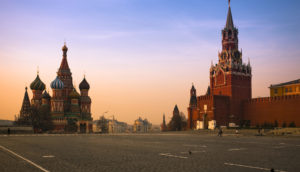 Praça Vermelha, com o Kremlin ao fundo, em pôr do sol, em Moscou, na Rússia, onde o Airbnb e o Google suspenderam atividades