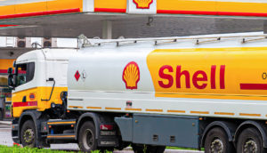 Caminhão estacionado com logo da Shell em frente a um posto da empresa na Rússia