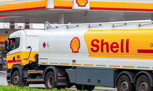 Caminhão estacionado com logo da Shell em frente a um posto da empresa na Rússia