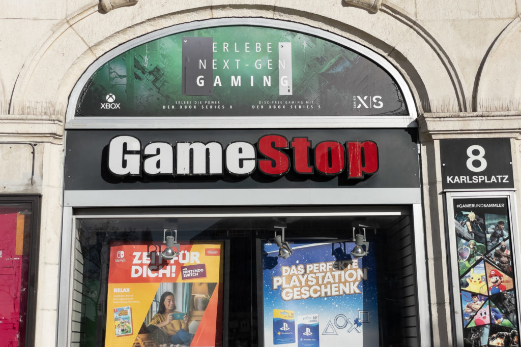Rede de lojas GameStop teve suas ações como alvo de um ataque especulativo em 2021 feito via plataforma da Robinhood | Foto: Getty Images