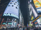 Perspectiva de baixo para cima de telão da Nasdaq, em Nova York, alusivo ás ações de empresas dos EUA para investir via BDRs em abril