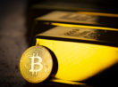 Foto conceitual de moeda alusivo ao Bitcoin encostada em barra de ouro reluzente