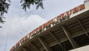 Perspectiva de baixo para cima com o letreiro do São Paulo Futebol Clube (Estádio Cícero Pompeu de Toledo), que lidera ranking dos clubes brasileiros com maior faturamento com transferências