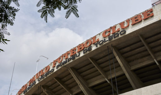 Perspectiva de baixo para cima com o letreiro do São Paulo Futebol Clube (Estádio Cícero Pompeu de Toledo), que lidera ranking dos clubes brasileiros com maior faturamento com transferências