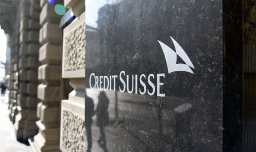 Logo do Credit Suisse pintada sobre pedra escura em fachada do banco