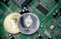 Conceito de duas criptomoedas de Bitcoin e Ethereum sobre chips de computador, alusivo à energia empregada na mineração