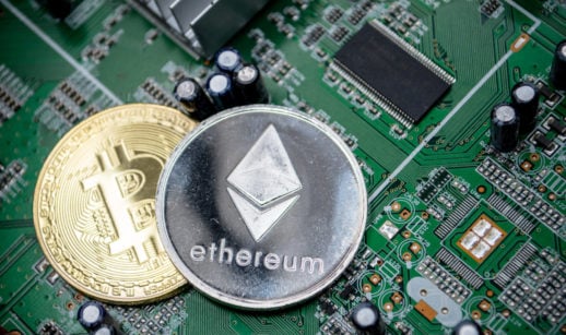 Conceito de duas criptomoedas de Bitcoin e Ethereum sobre chips de computador, alusivo à energia empregada na mineração