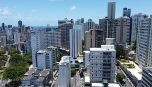 Paisagem de prédios em Salvador, com praia ao fundo, alusivo ao pagamento de financiamento imobiliário com o FGTS