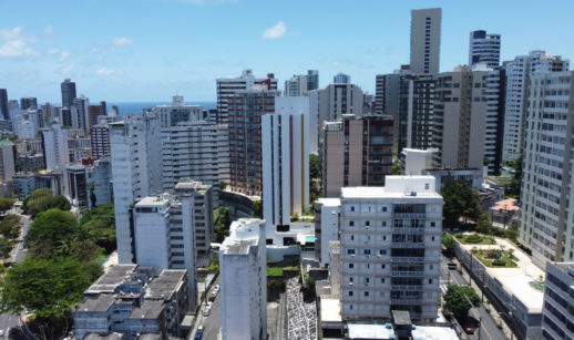 Paisagem de prédios em Salvador, com praia ao fundo, alusivo ao pagamento de financiamento imobiliário com o FGTS
