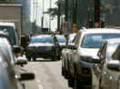 Trânsito em dia ensolarado na Avenida Paulista, em São Paulo, alusivo aos financiamentos de veículos
