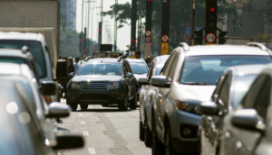Trânsito em dia ensolarado na Avenida Paulista, em São Paulo, alusivo aos financiamentos de veículos