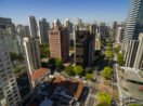Aérea de São Paulo, com vista de prédios e o Parque Ibirapuera ao fundo, alusivo aos fundos imobiliários para investir em abril