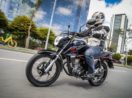 Motociclista andando sobre Honda CG 160, a líder do ranking das motos mais vendidas do Brasil