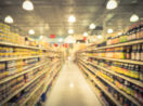 Imagem de corredor de supermercado com gôndolas desfocadas, alusivo à inflação do Brasil em 2022
