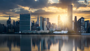 Paisagem de Nova York, com prédios espelhados ao fundo, alusivo às recomendações para investir em abril