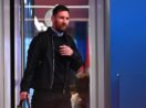 Lionel Messi, embaixador da Socios.com, de jaqueta, suéter e mala na mão, sorrindo com a boca fechada
