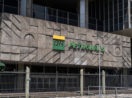 Fachada do prédio da Petrobras, no Rio de Janeiro, com destaque para o logo da empresa em verde e amarelo