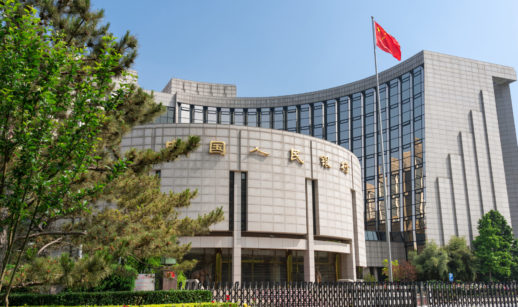 Fachada do PBoC, o Banco Central da China, que decide os juros, com árvore verde à esquerda