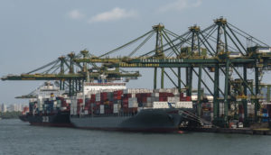 Frente de navio atracado no Porto de Santos, alusivo à previsão de alta do PIB do Brasil dada pelo FMI