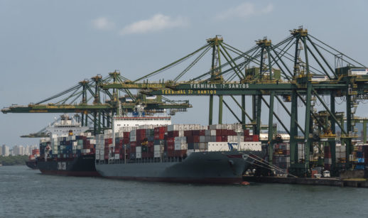 Frente de navio atracado no Porto de Santos, alusivo à previsão de alta do PIB do Brasil dada pelo FMI