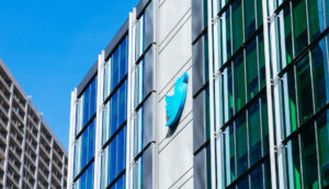 Fachada de prédio do Twitter envidraçada com logo da empresa, que não terá mais Elon Musk na diretoria, no meio em azul