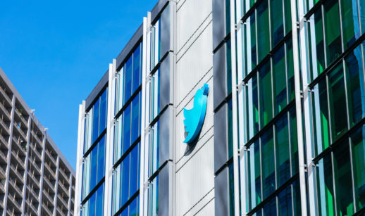 Fachada de prédio do Twitter envidraçada com logo da empresa, que não terá mais Elon Musk na diretoria, no meio em azul
