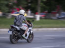 Imagem de motociclista em velocidade na rua, alusivo à venda de motos em março no Brasil