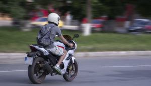 Imagem de motociclista em velocidade na rua, alusivo à venda de motos em março no Brasil